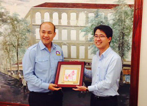 Phó bí thư Thành đoàn, Chủ tịch Hội LHTN TP.HCM Phạm Hồng Sơn (bên phải) tặng quà lưu niệm cho Chủ tịch Hội LHTN Campuchia Hun Many