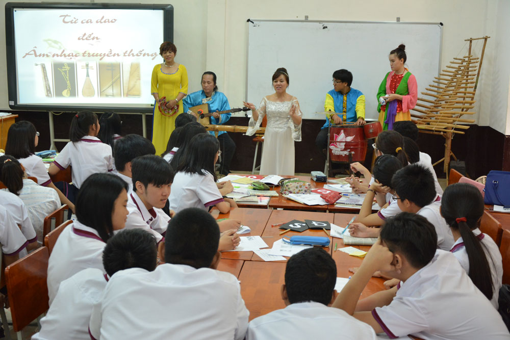 Học sinh Trường THPT Trưng Vương (Q.1, TP.HCM) thích thú với ban nhạc dân tộc trong tiết học kết hợp 2 môn văn - sử. Ảnh: Lam Ngọc