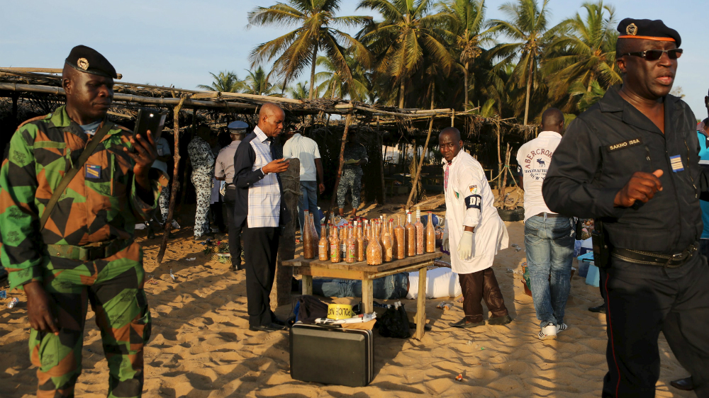 Hiện trường vụ tấn c&ocirc;ng ở bờ biển Grand-Bassam - Ảnh: Reuters