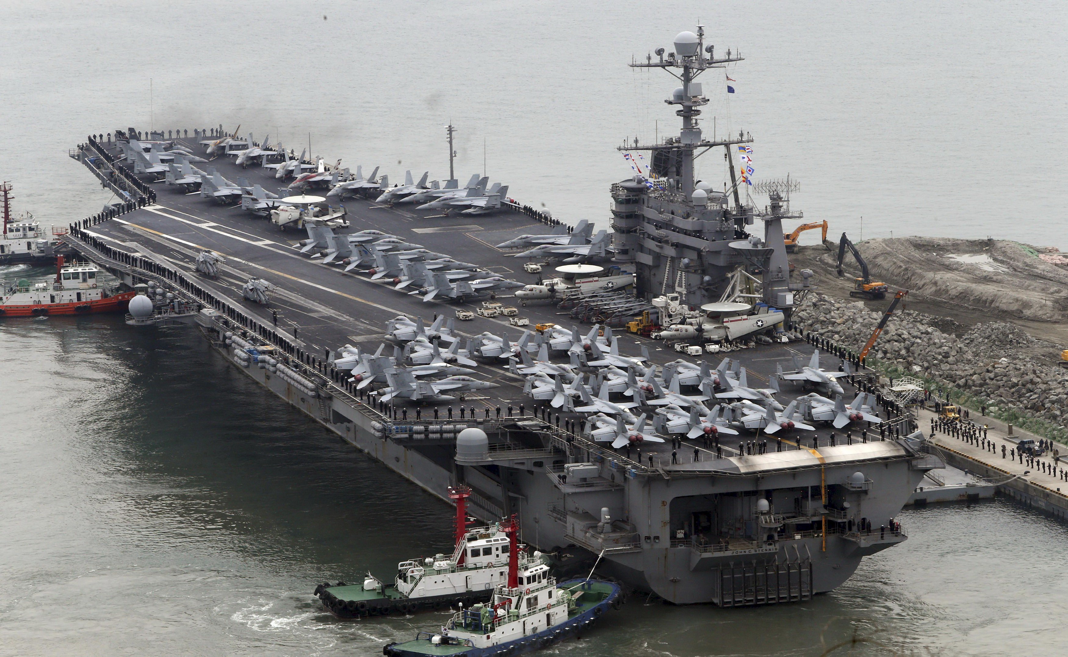 Tàu sân bay USS John C.Stennis cập cảng Busan, Hàn Quốc sáng 13.3	- Ảnh: Reuters