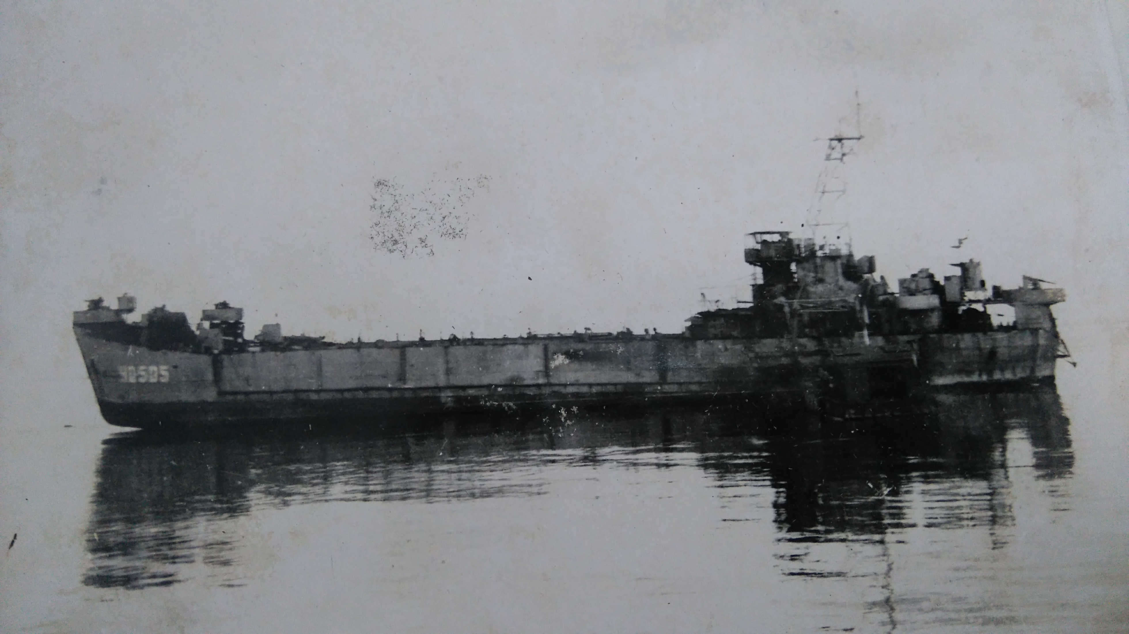 Tàu HQ-505 trên bãi Cô Lin, tháng 3.1988 	- Ảnh: Tư liệu Bộ Quốc phòng