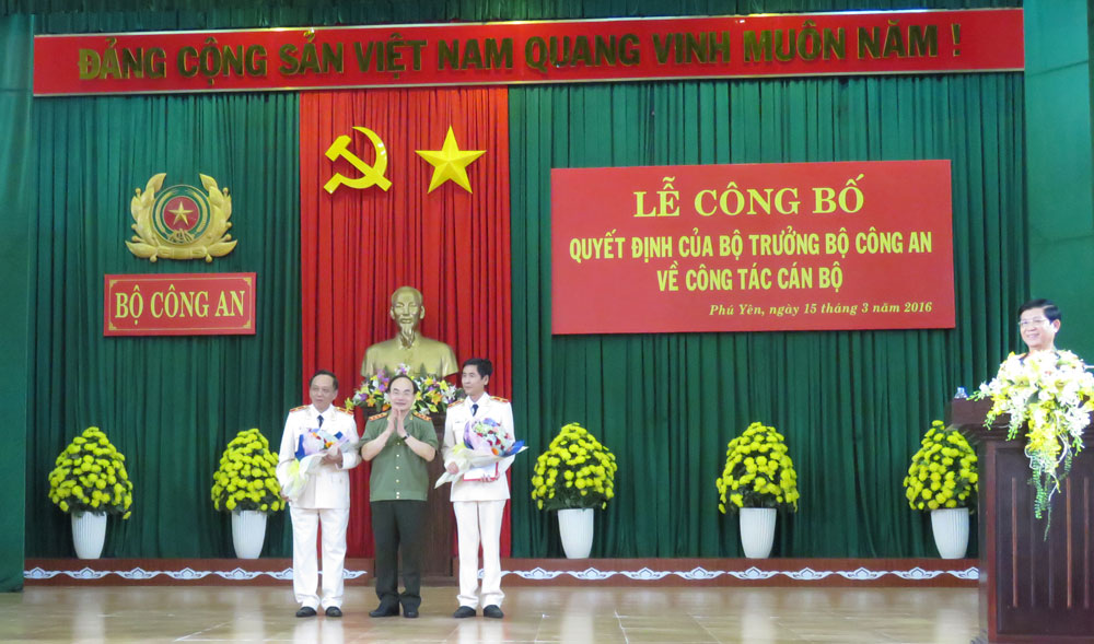 Thượng tướng Bùi Quang Bền, Thứ trưởng Bộ Công an (giữa) trao quyết định điều động thiếu tướng Phan Văn Thanh (phải) và thiếu tướng Nguyễn Bá Nhiên (trái) - Ảnh: Đức Huy