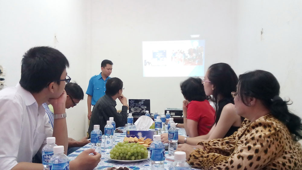 Anh Cao Hồng Hưng, Giám đốc Trung tâm Công tác xã hội thanh thiếu niên giới thiệu các dự án hoạt động hiệu quả của trung tâm - Ảnh: Lê Thanh