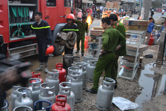 Không quản nguy hiểm, phần lớn các bình gas đã được các chiến sĩ PCCC đưa ra ngoài an toàn - Ảnh: Lâm Viên