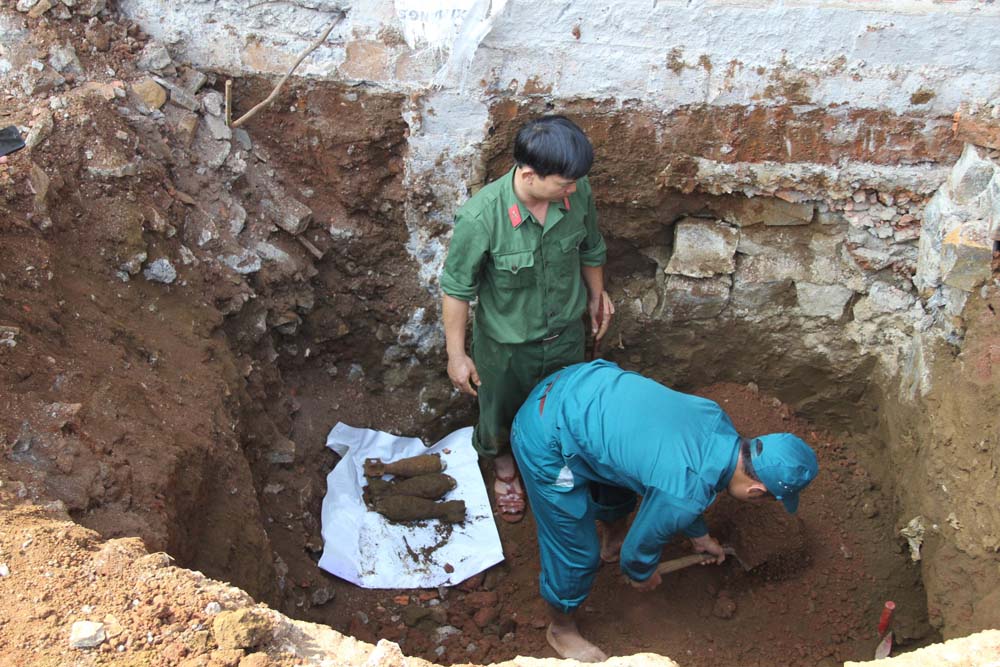 Lực lượng Công binh Bảo Lộc tiến hành tháo gỡ hầm vũ khi được người dân phát hiện - Ảnh: Trùng Dương