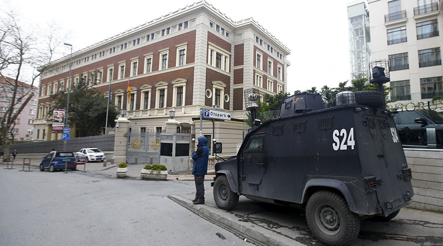 Xe bọc thép của cảnh sát trước Lãnh sự quán Đức ở Istanbul, Thổ Nhĩ Kỳ ngày 17.3.2016. Lãnh sự quán này tạm đóng cửa vì nguy cơ khủng bố - Ảnh: Reuters