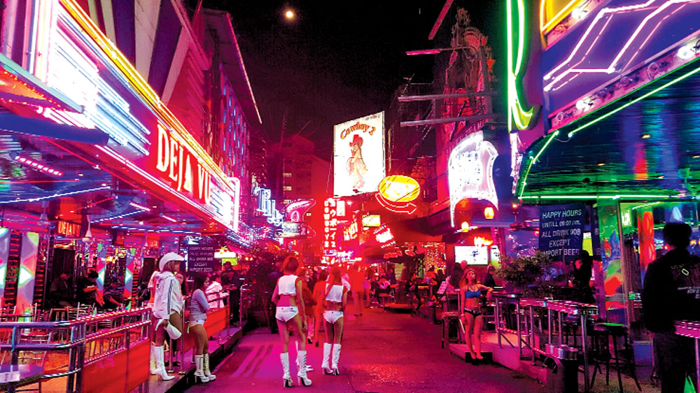Khu đèn đỏ Soi Cowboy ở Bangkok cũng có nhiều quán trình diễn sexy show - Ảnh: Nguyễn Tập