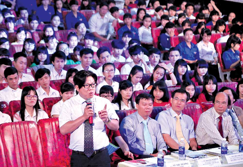 Ông Hà Thanh Quốc, Giám đốc Sở GD-ĐT tỉnh Quảng Nam, tư vấn về việc làm - Ảnh: Đào Ngọc Thạch