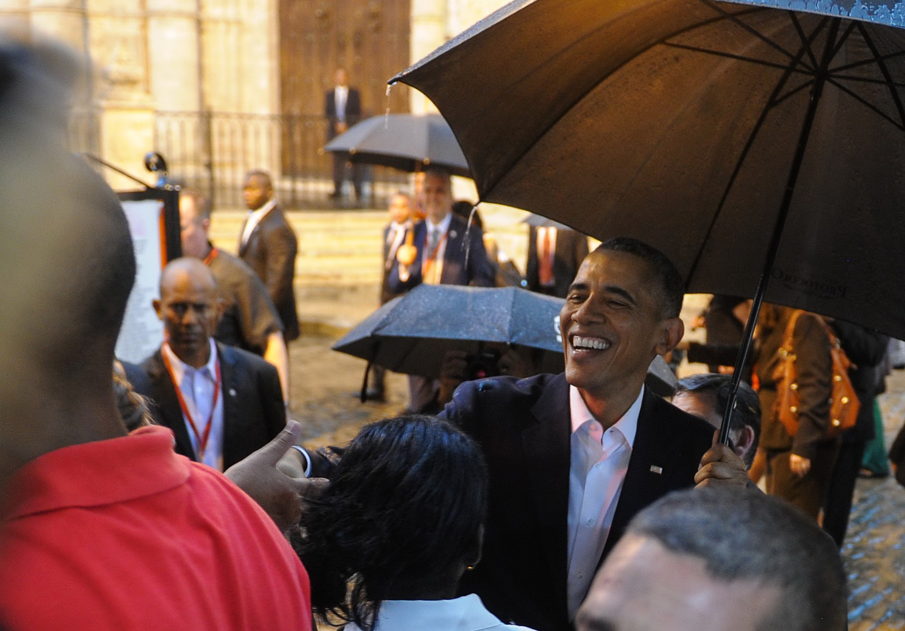 Tổng thống Mỹ Barack Obama trò chuyện với người dân Cuba ở phố cổ Havana - Ảnh: AFP