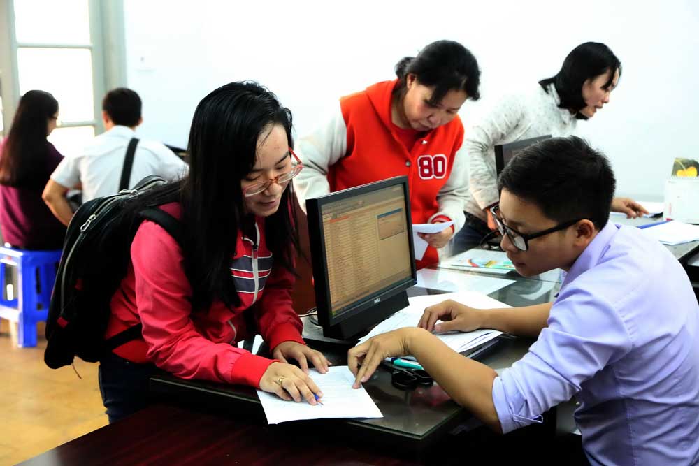 Thí sinh nộp hồ sơ đăng ký dự thi kỳ thi THPT quốc gia 2015 tại cơ quan đại diện Bộ GD-ĐT tại TP.HCM - Ảnh: Đào Ngọc Thạch