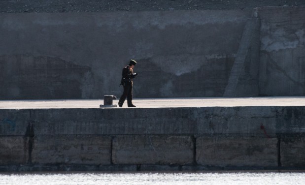 Binh sĩ Triều Tiên gác ở bờ sông Yalu, biên giới Trung Quốc - Triều Tiên - Ảnh: AFP
