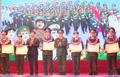 Thượng tướng Phương Minh Hòa và anh Lê Quốc Phong tặng bằng khen cho các Gương mặt trẻ tiêu biểu toàn quân năm 2015 - Ảnh: Phan Mai Ka