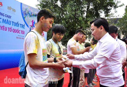 Bí thư Trung ương Đoàn Nguyễn Anh Tuấn trao 10 giải nhất cho 10 cặp đôi cùng về đích - Ảnh: doanthanhnien.vn