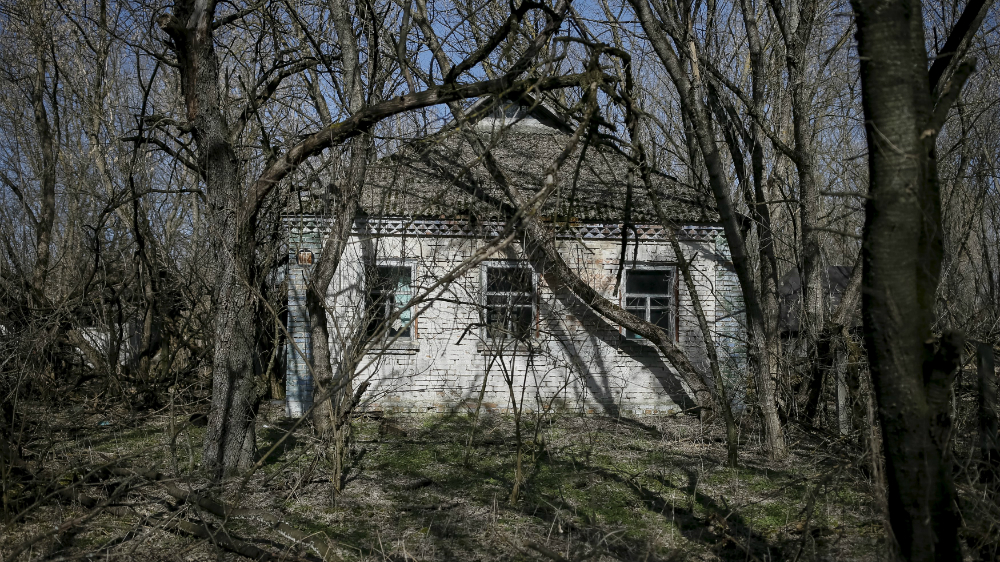 Một ngôi nhà tại làng Zalesye bỏ hoang, gần nhà máy điện hạt nhân Chernobyl (Ukraine). Khu vực xung quanh Chernobyl hiện vẫn bị cách ly sau vụ hỏa hoạn và nổ tại một lò phản ứng hạt nhân vào năm 1986, gây ra thảm họa hạt nhân tồi tệ nhất trong lịch sử thế giới - Ảnh: Reuters