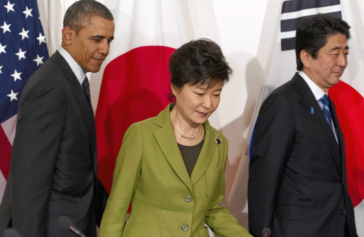 Tổng thống Mỹ Barack Obama với Tổng thống Hàn Quốc Park Geun-hye và Thủ tướng Nhật Shinzo Abe trong cuộc gặp cấp cao 2 năm trước - Ảnh: AFP