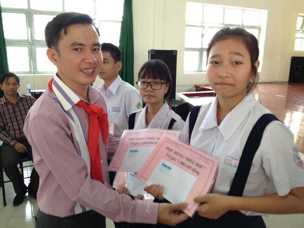 Tiến sĩ Đặng Đức Hoàng trao học bổng Nguyễn Thái Bình cho học sinh xuất sắc - Ảnh: Lê Thanh