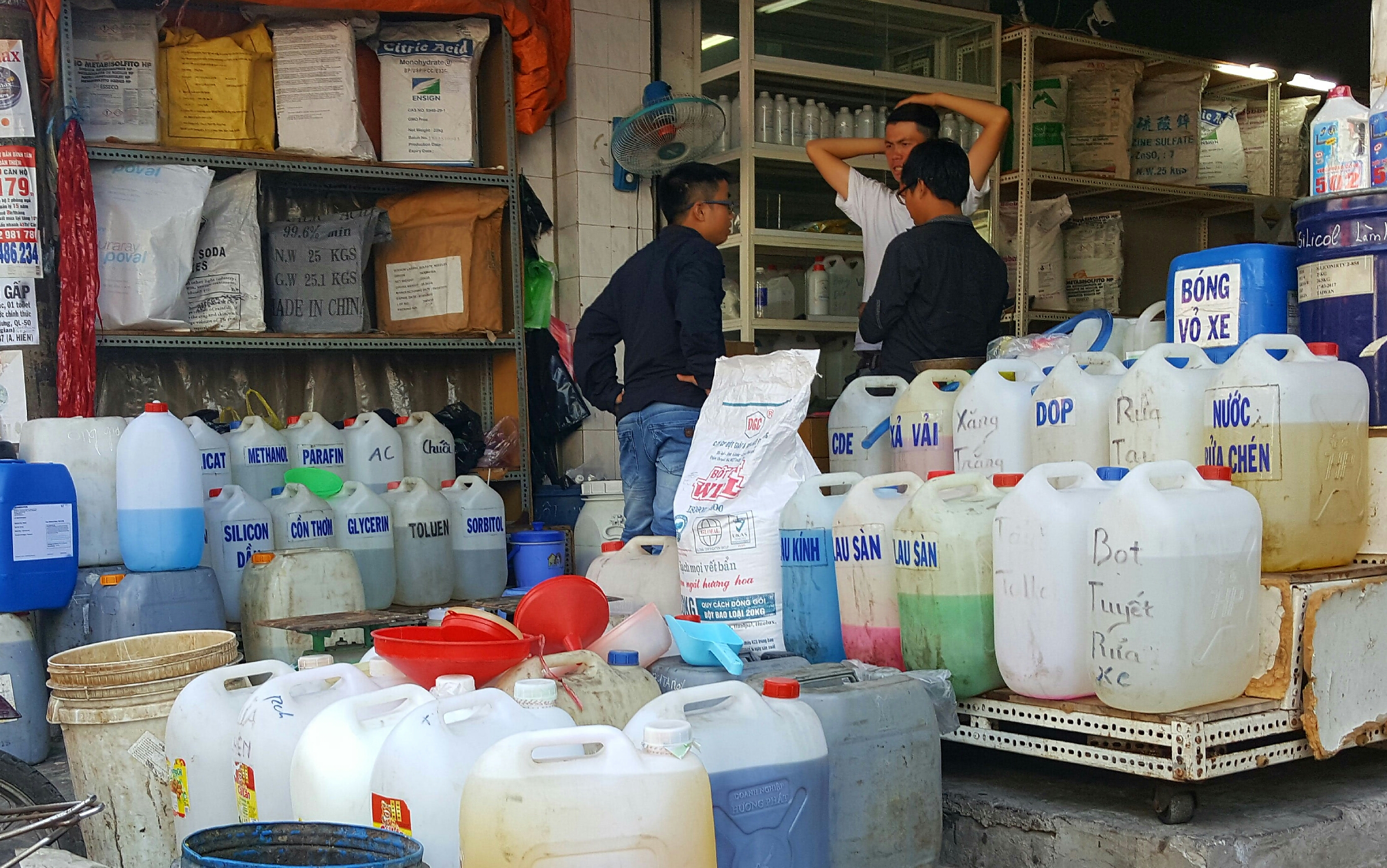 Người chủ cửa hàng bán hóa chất ở chợ Kim Biên nhếch mặt, vội vã thanh minh không có bán a xit sunfuric bởi “lính” trót giới thiệu cho chúng tôi là có - Ảnh: Độc Lập