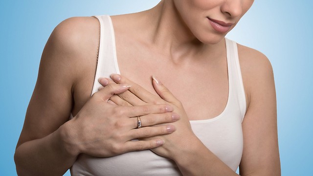 Phụ nữ trải qua tình trạng tim đập nhanh hơn 15 phút thì nên khám tim - Ảnh: Shutterstock