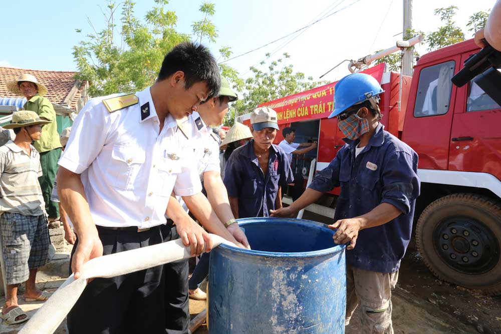 Bộ đội Lữ đoàn 681 Hải quân cấp nước sinh hoạt miễn phí cho nhân dân thôn Vĩnh Sơn, xã Vĩnh Hảo, Tuy Phong, Bình Thuận - Ảnh: Duy Khánh
