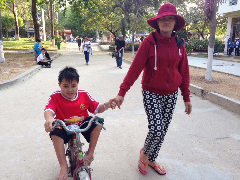 Em Dương Văn Thành và chiếc xe đạp nhỏ đã sử dụng 15 năm qua