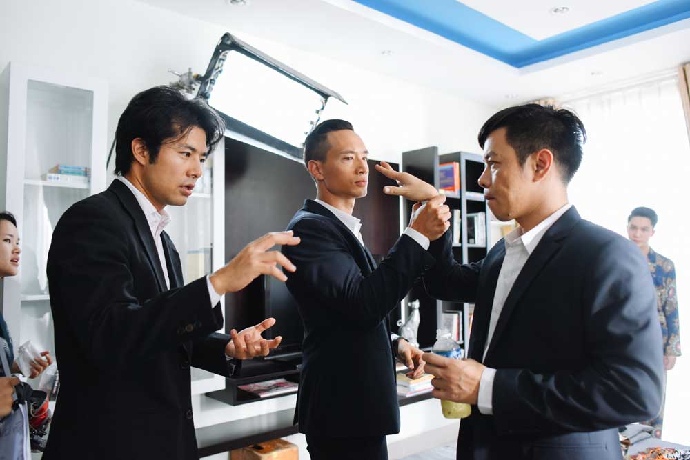 Đạo diễn Nhật Ken Ochiai (trái) chỉ đạo diễn xuất trong phim 'Vệ sĩ Sài Gòn' - Ảnh: CJ – TNA