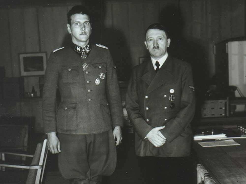 Skorzeny (trái) trong một lần được gặp Hitler - Ảnh: Irish Cenrtal