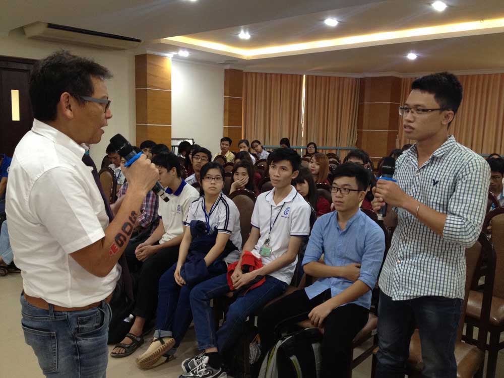 Sinh viên đặt câu hỏi cho GS-TS Dương Nguyên Vũ tại diễn đàn - Ảnh: Lê Thanh
