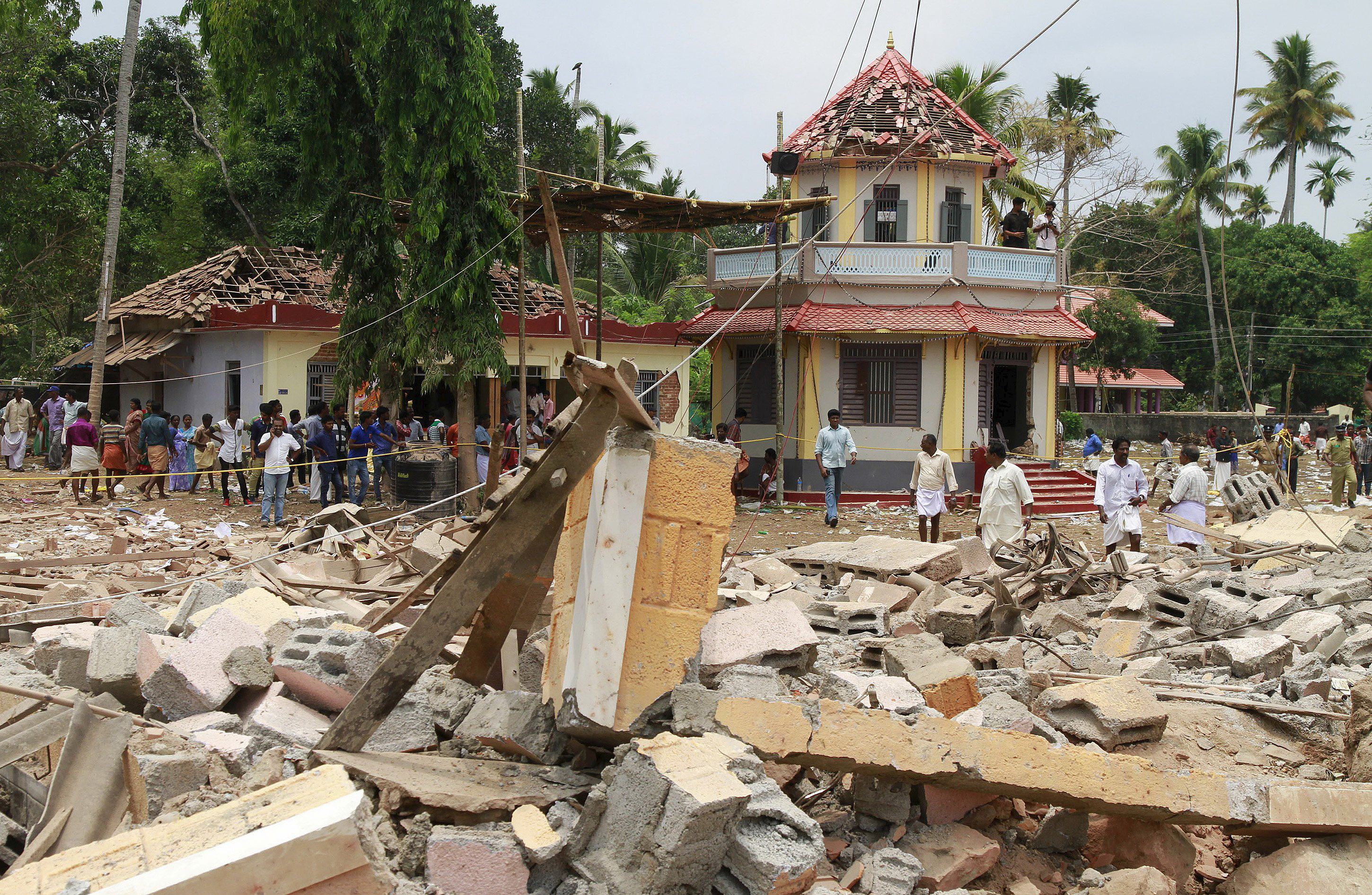 Đống đổ nát tại ngôi đền - Ảnh: Reuters