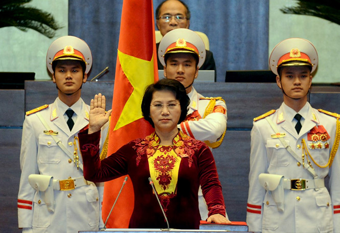 Chủ tịch Quốc hội Nguyễn Thị Kim Ngân thực hiện nghi thức Tuyên thệ - Ảnh: Ngọc Thắng