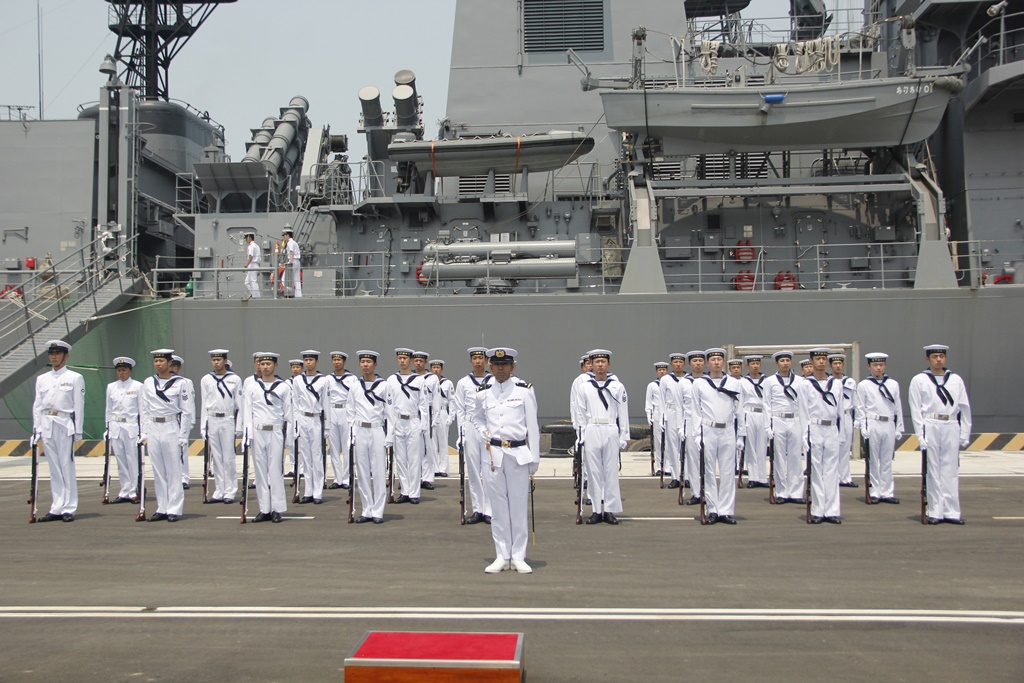 Sĩ quan, thủy thủ đoàn trên tàu đến thăm Cam Ranh
