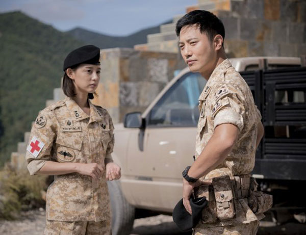 Thượng sĩ Seo Dae Young và bác sĩ quân y Yoon Myeong Joo trong phim - Ảnh: Chụp màn hình