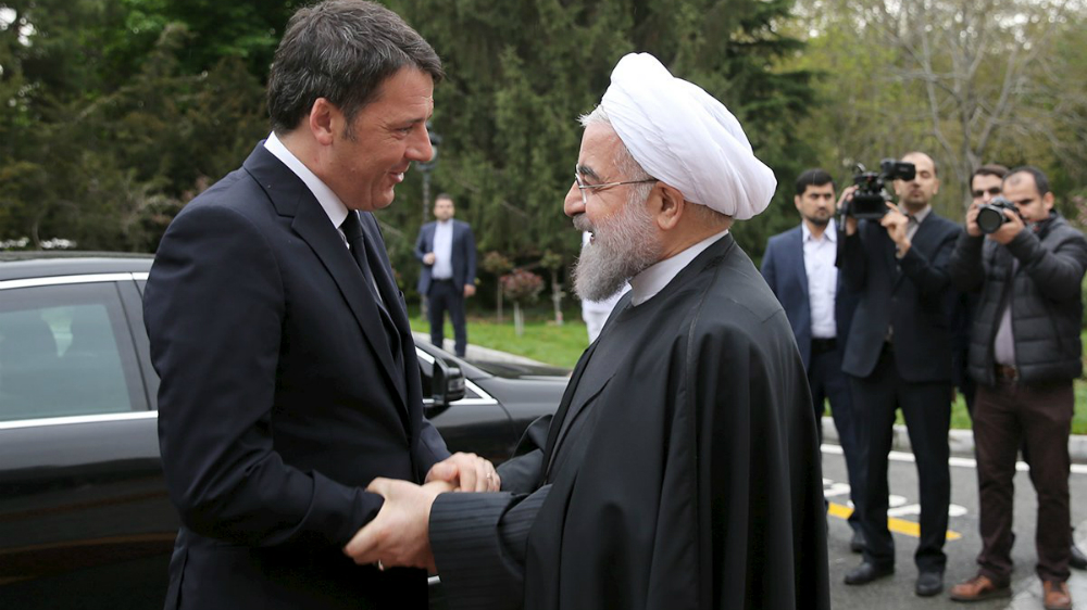 Thủ tướng Ý Matteo Renzi được Tổng thống Iran Hassan Rouhani đón tiếp tại Tehran ngày 12.4 - Ảnh: Reuters
