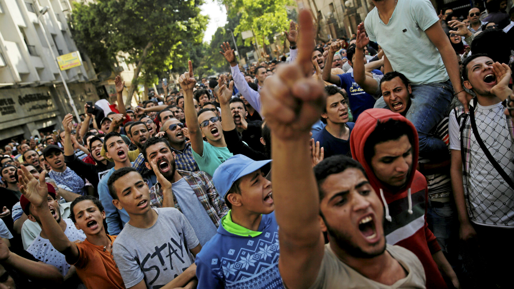 Người biểu tình tại thủ đô Cairo ngày 15.4 phản đối thỏa thuận chuyển giao chủ quyền đảo - Ảnh: Reuters