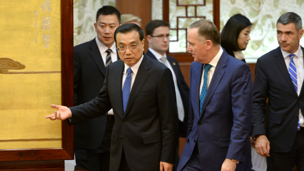 Thủ tướng Trung Quốc Lý Khắc Cường và Thủ tướng New Zealand John Key sau cuộc gặp tại Đại lễ đường Nhân dân ở Bắc Kinh hôm 18.4 - Ảnh: Reuters