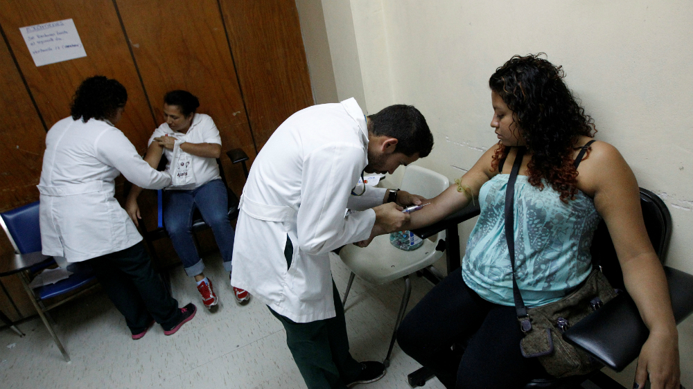 Vi rút Zika được xem là tác nhân gây chứng đầu nhỏ ở thai nhi - Ảnh: Reuters