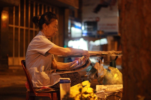 Một sạp báo bán theo “kiểu” hàng rong được bày biện ngay ngắn ở đường Trần Hưng Đạo, quận 1