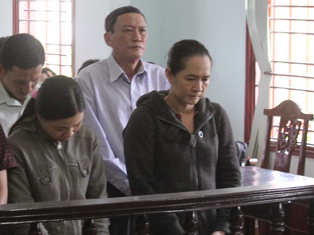 Ông Minh (áo trắng) đứng phía cuối tại phiên tòa phúc thẩm ngày 13.11.2015 - Ảnh: Mai Trâm