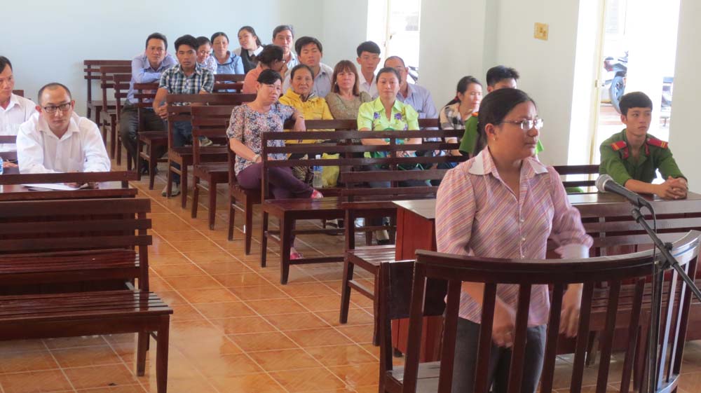 Bị cáo Danh tại TAND H.Hàm Thuận Nam, nơi bị cáo từng công tác - Ảnh: Quế Hà