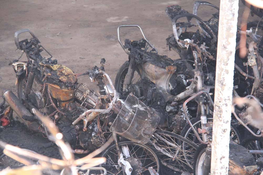 Hàng chục xe máy trong bãi xe bị thiêu rụi - Ảnh: Lê Lâm
