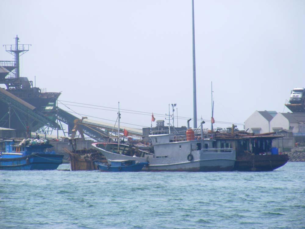 Tàu Trung Quốc vỏ sắt màu trắng không số hiệu, kí hiệu neo đậu tại khu vực cảng Chân Mây chiều 20.4 - Ảnh: Đình Toàn