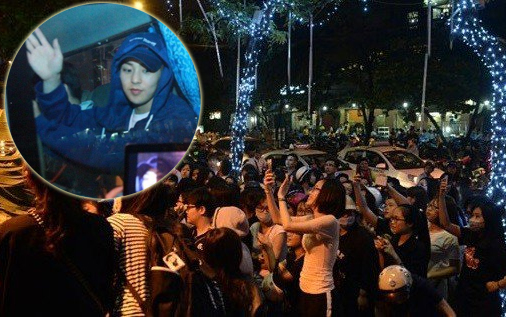 Dù bị 'bao vây' nhưng Xiumin tỏ ra thân thiện với fan - Ảnh chụp màn hình All Kpop 