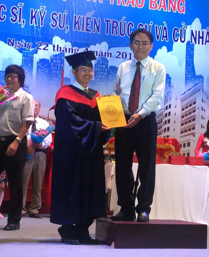 Tiến sĩ Hoàng Minh Nam (trái) nhận bằng tiến sĩ vào chiều 22.4 - Ảnh: Hà Ánh