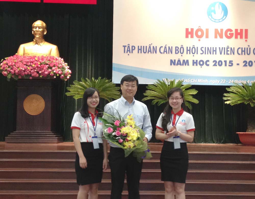 Cán bộ hội tặng hoa cho anh Lê Quốc Phong, vừa được tín nhiệm làm Bí thư thứ nhất T.Ư Đoàn - Ảnh: Lê Thanh