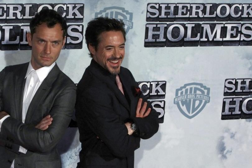 Thám tử Sherlock - Robert Downey Jr. và bác sĩ Watson - Jude Law tại buổi lễ ra mắt phần 2 'Sherlock Holmes: A Game of Shadows' năm 2011 - Ảnh: Reuters