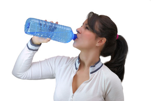 Uống nước nhiều sẽ tăng lượng nước tiểu làm khó kết tinh sỏi niệu - Ảnh minh họa: Shutterstock