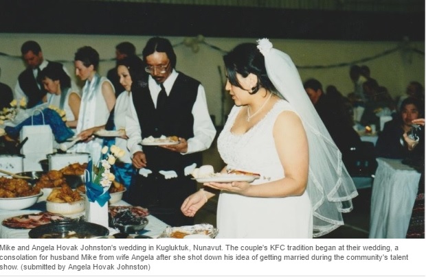  Hình ảnh tiệc cưới với món gà rán cách đây 15 năm của cặp vợ chồng Mike và Angela - Ảnh chụp màn hình CBC News