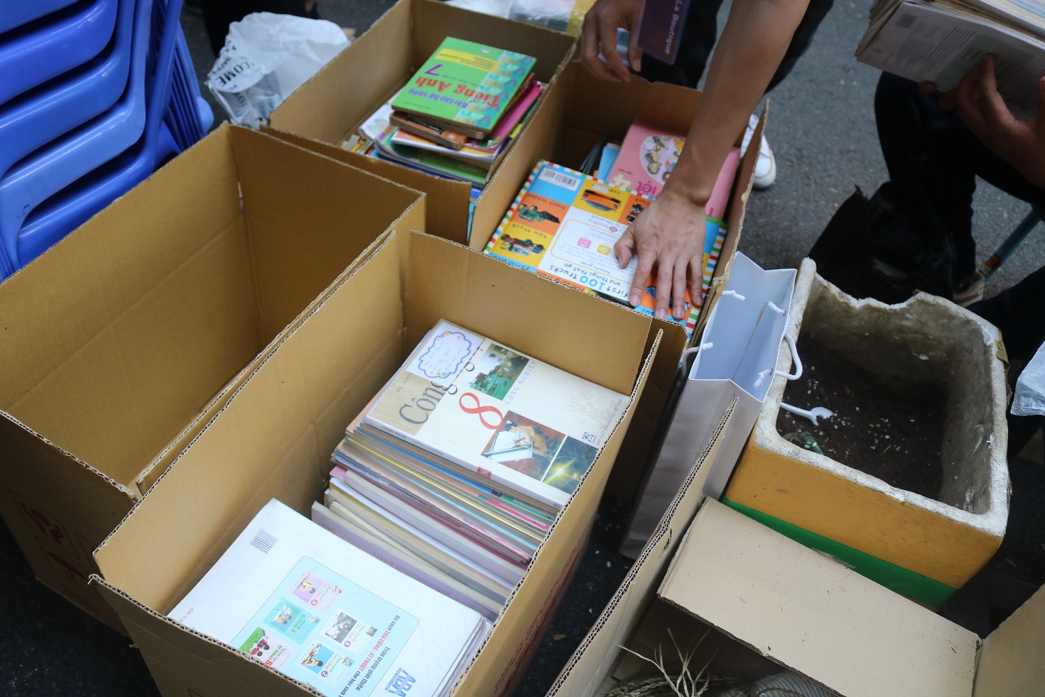 Người dân TP.HCM đổi sách lấy cây, góp sách cho học sinh miền Trung 