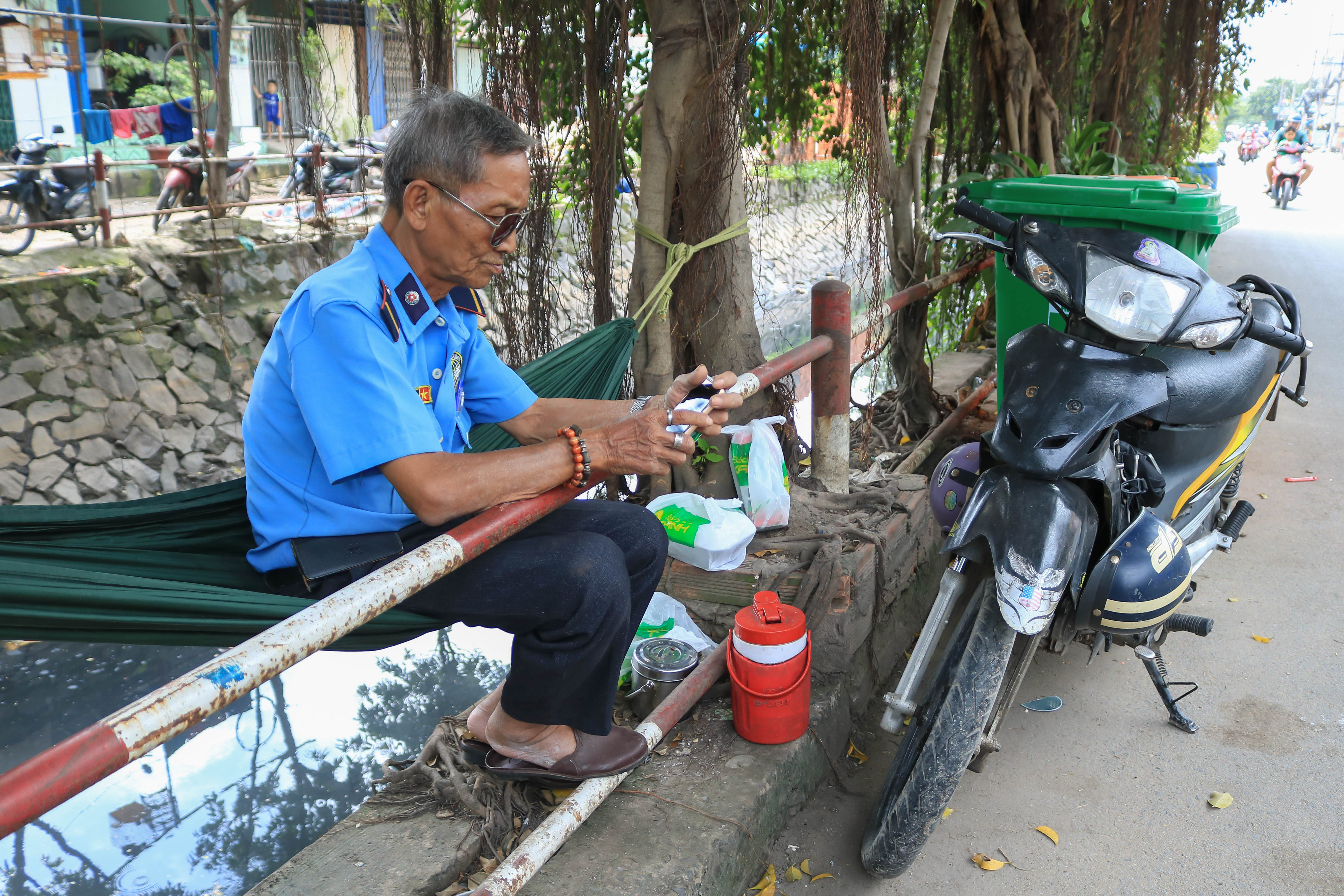 Cụ ông làm bảo vệ xem đường là nhà: “Còn sức nên không muốn nhờ con cháu”