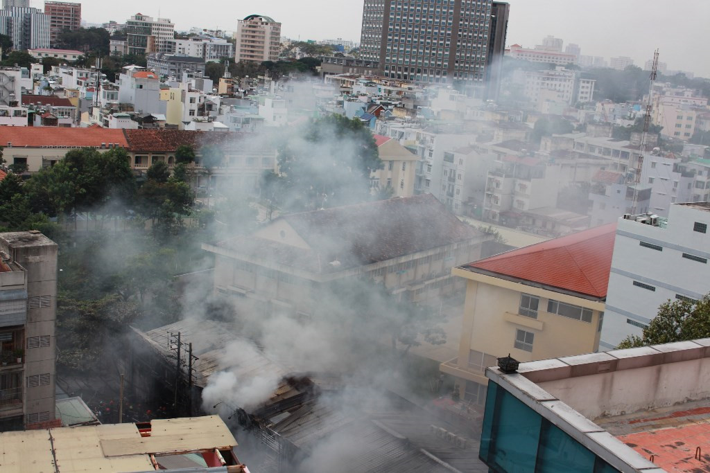 Đám cháy xuất phát từ  garage Thần Châu Auto khiến cửa hàng TGDĐ (189 Cống Quỳnh, P.Nguyễn Cư Trinh, Q.1, TP.HCM) bị thiệt hại nặng