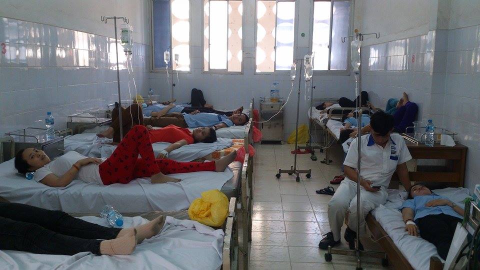 Các công nhân đang được theo dõi sức khỏe tại Bệnh viện Q.7 (TP.HCM) - Ảnh: Tú Sơn